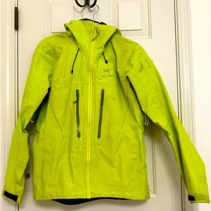 Arc’teryx women’s Alpha SV size M in titanite